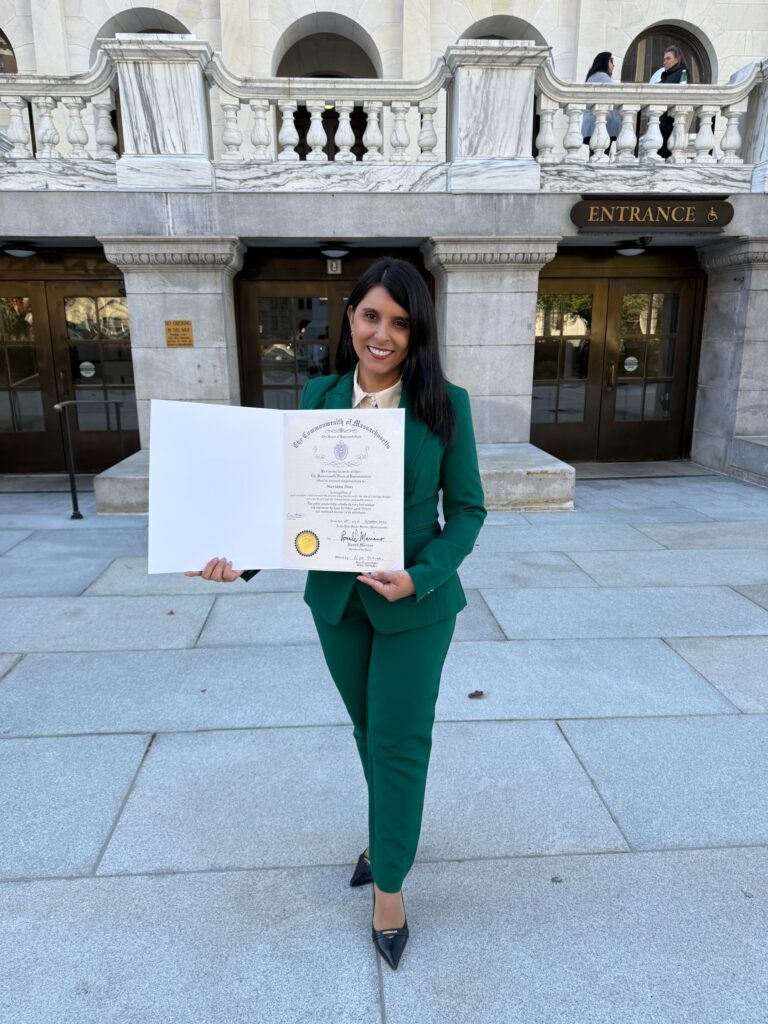 Leia mais sobre o artigo Advogada Mariana Dias é Homenageada na State House em Boston Durante Missão Internacional
