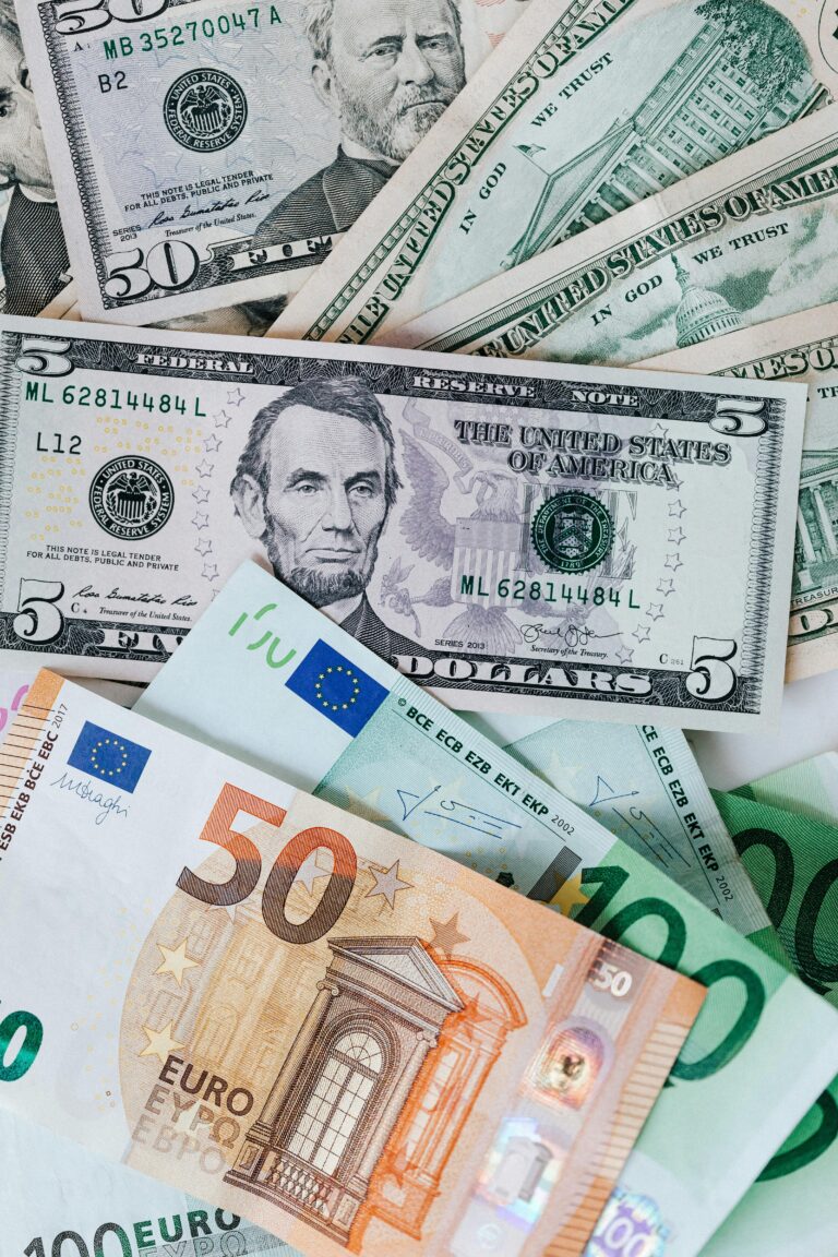 Leia mais sobre o artigo Dólar inicia semana em leve alta e ultrapassa R$ 6,10.