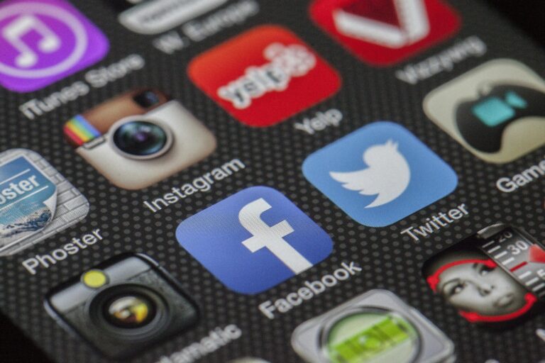 Leia mais sobre o artigo Meta Adota ‘Notas de Comunidade’ e Desativa Sistema de Checagem de Fatos: Impactos na Gestão da Informação nas Redes Sociais.