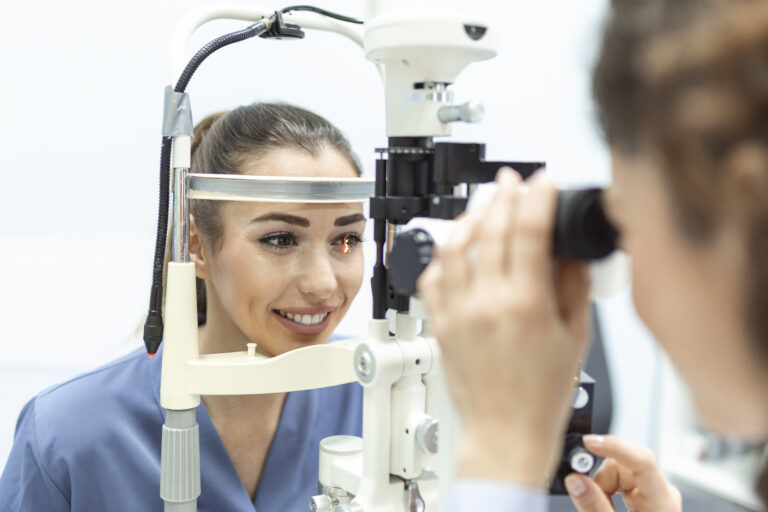 Leia mais sobre o artigo Óptica da Profissão: A Importância do Optometrista no Mundo do Trabalho.