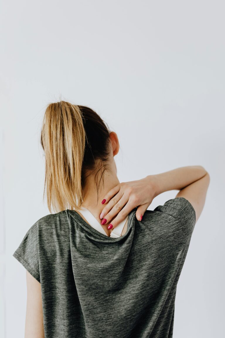 Leia mais sobre o artigo Dor invisível, impacto real: como entender e cuidar da fibromialgia